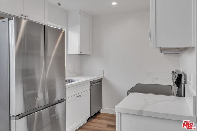Foto del edificio - 6616 Sylmar Ave