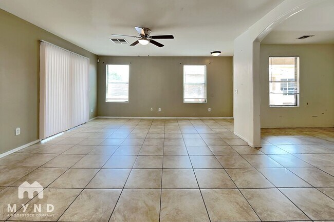 Foto del edificio - 24800 W Wayland Dr