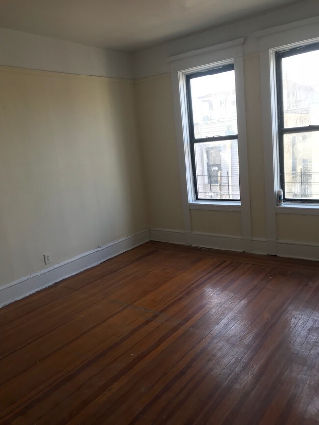 Foto del edificio - 379 S Broadway