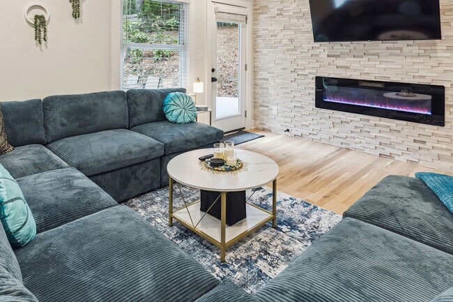 Foto del edificio - NEW! Fully Furnished Atlanta Oasis - Upsca...