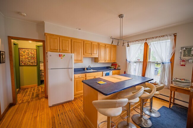 Cocina - 18 Eastern Ave
