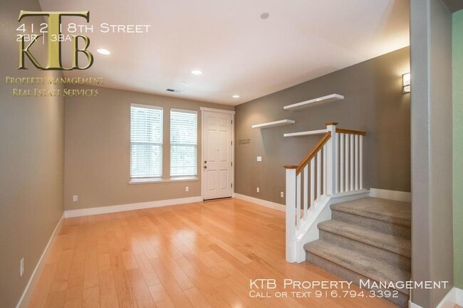 Building Photo - A Fantastic Midtown Townhome.