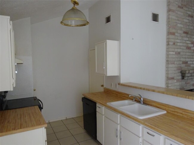 Building Photo - 6939 Greenyard Dr