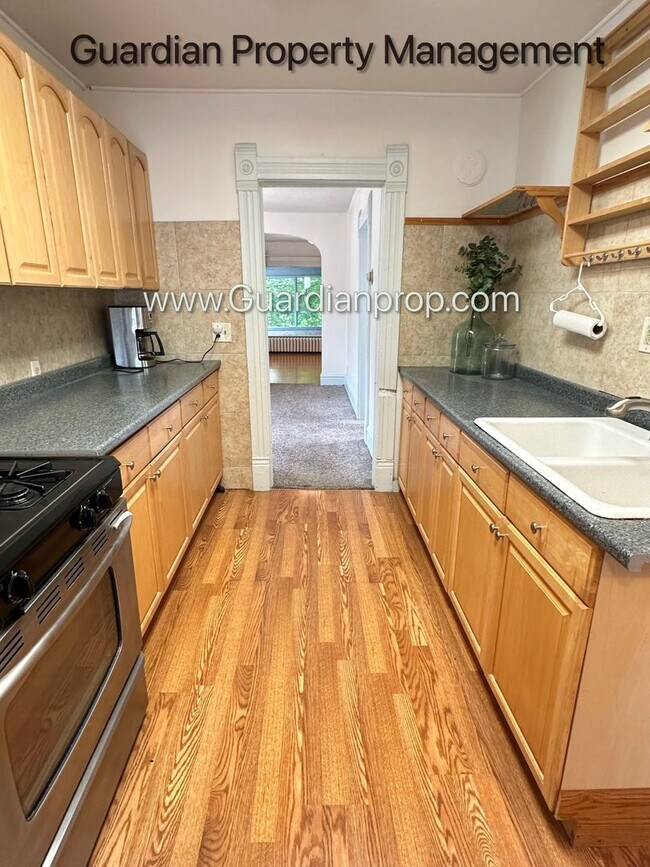 Foto del edificio - Linden Hills Upper Level Duplex, Sunroom, In Unit Laundry, Dishwasher, Garage Space Included