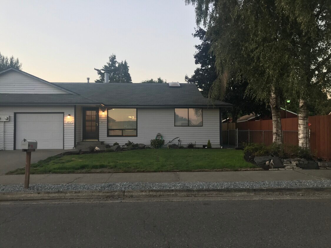 14905 14907 74th St Ct E, Sumner, WA 98390 Townhome Rentals in Sumner WA