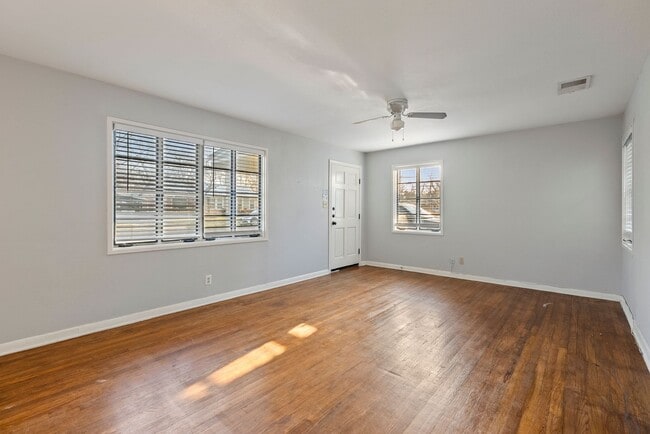 Building Photo - Beautiful 2 bedroom, 1.5 bathroom home in Brentwood!!!