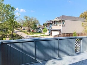 Building Photo - 915 Alexander St