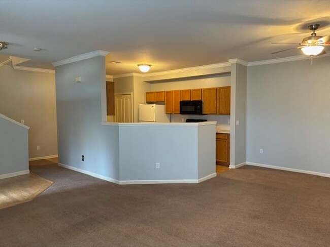 Building Photo - PRIME LOCATION, 2 BEDROOM / 2 & 1/2 BATH C...