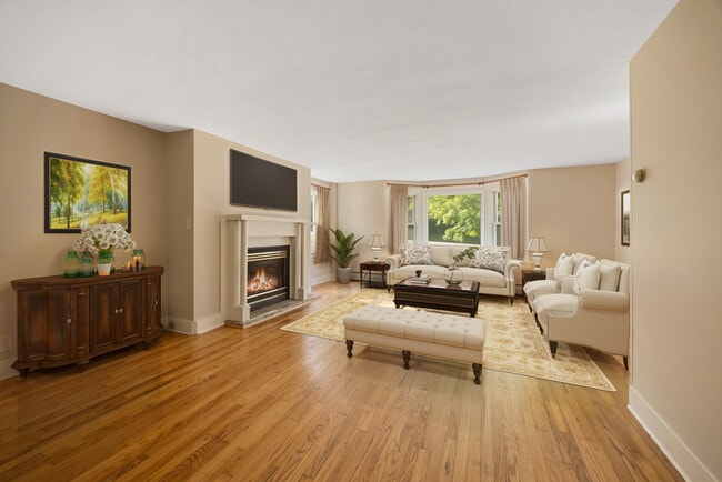 Living room - 511 E Seneca St