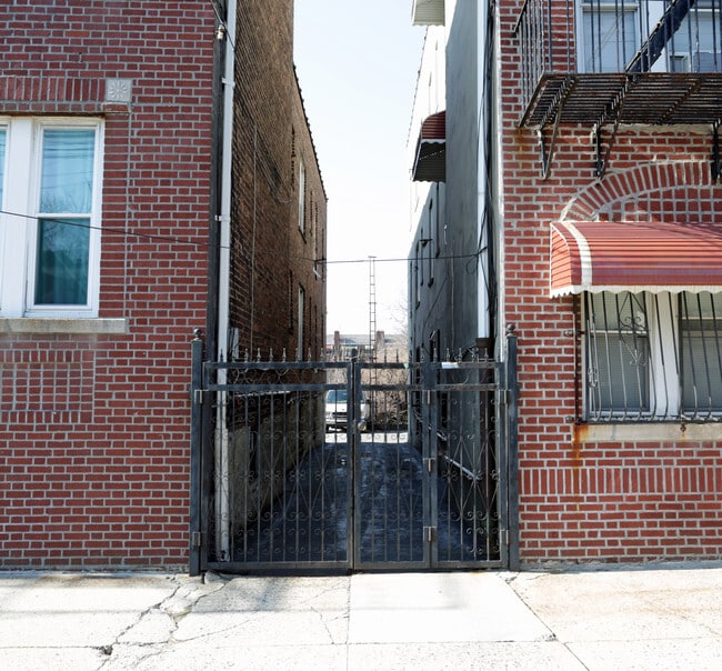 Building Photo - 946 E 227th