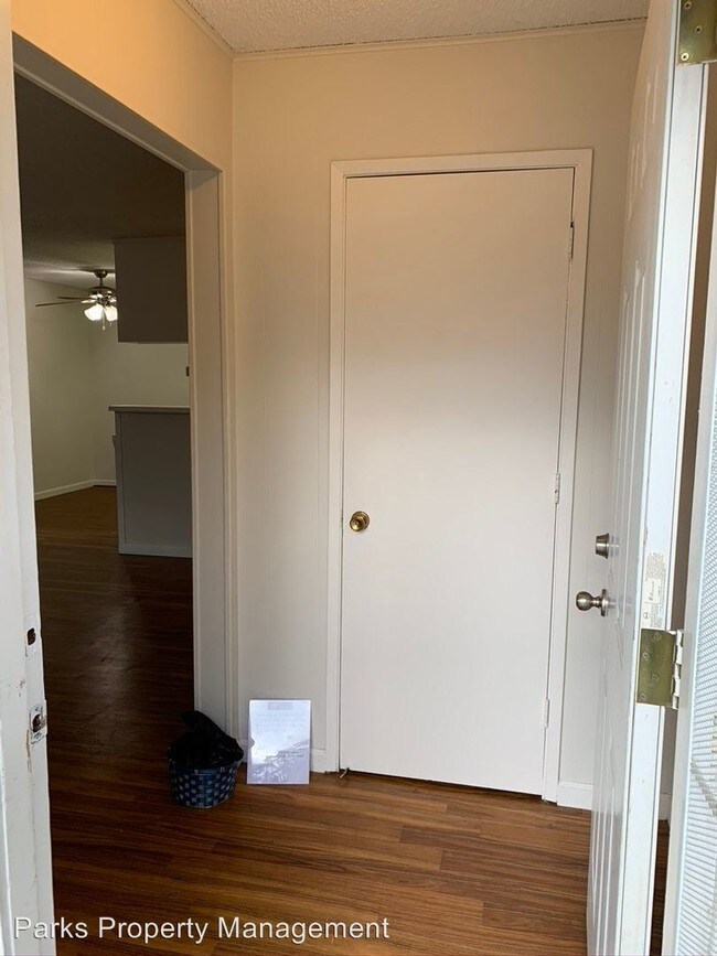 Building Photo - 2 br, 1 bath Apartment - 645 Southwood Dr.