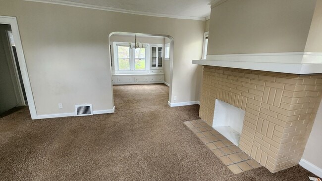 Building Photo - 4 bedroom 1.5 bathroom