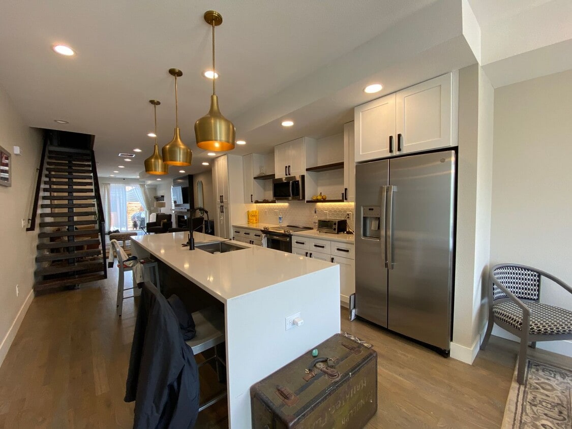 Modern 2 Bed | 3.5 Bath Townhome with Bonu... - Modern 2 Bed | 3.5 Bath Townhome with Bonu...