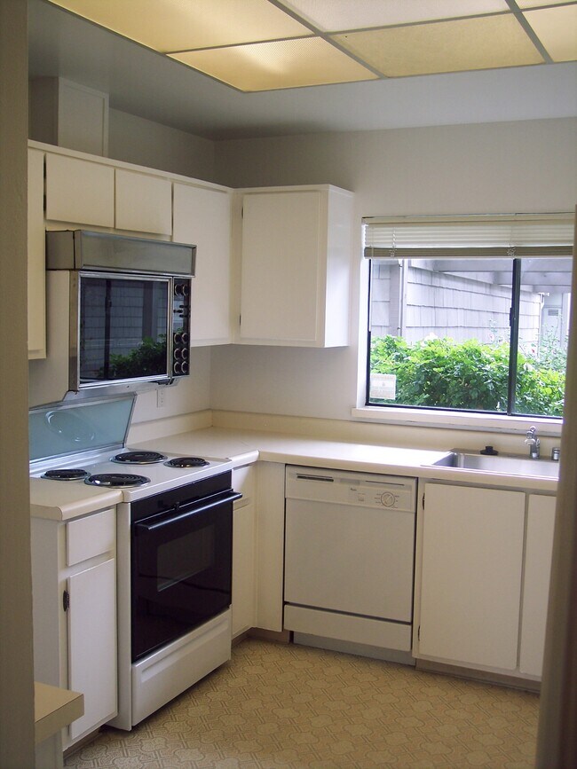 Building Photo - 845 Columba Ln