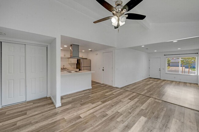 Foto del edificio - Updated Orangevale Duplex with Private Yard and Garage!