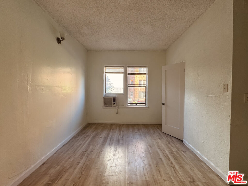 Building Photo - 920 S Hobart Blvd