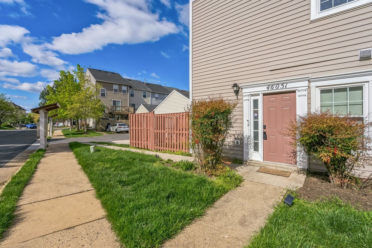 Comfort & Convenience in the Heart of Sterling - Comfort & Convenience in the Heart of Sterling