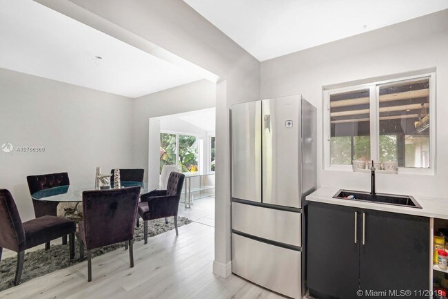 Foto del edificio - 652 NE 121st St