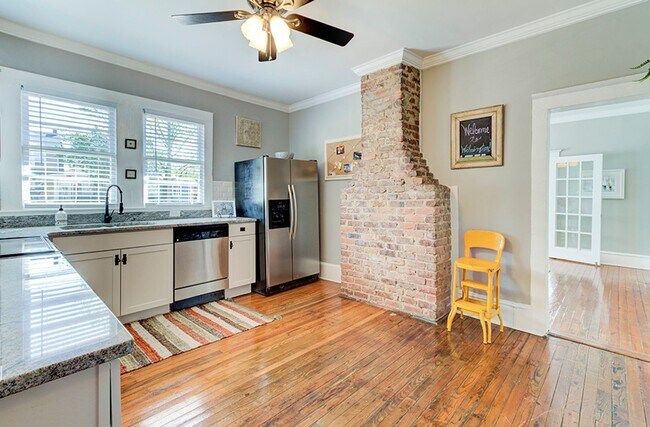 Building Photo - Gorgeous 1920 Bungalow for Rent! Furnished...