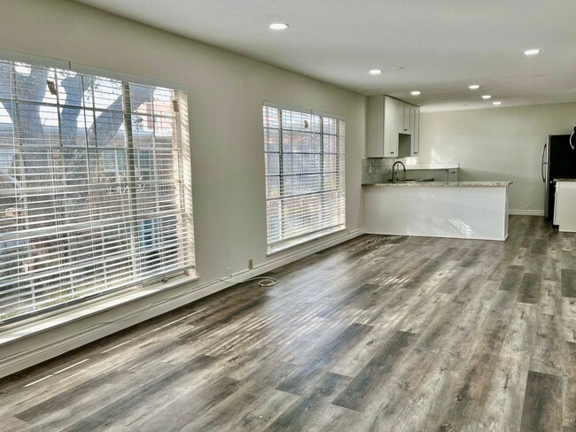 Building Photo - 2101 Fountain View Dr