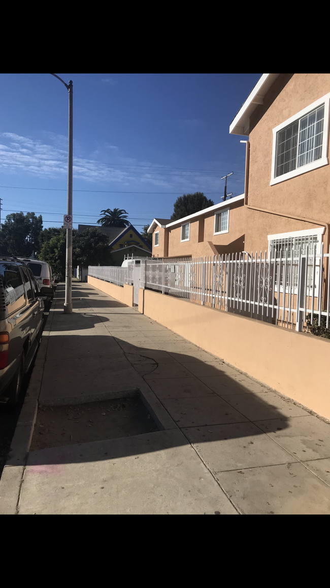 Foto del edificio - 932 E Adams Blvd