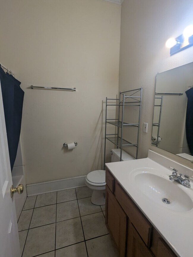 Building Photo - Huge Two+ Bedroom/Two Full Bath Apartment ...