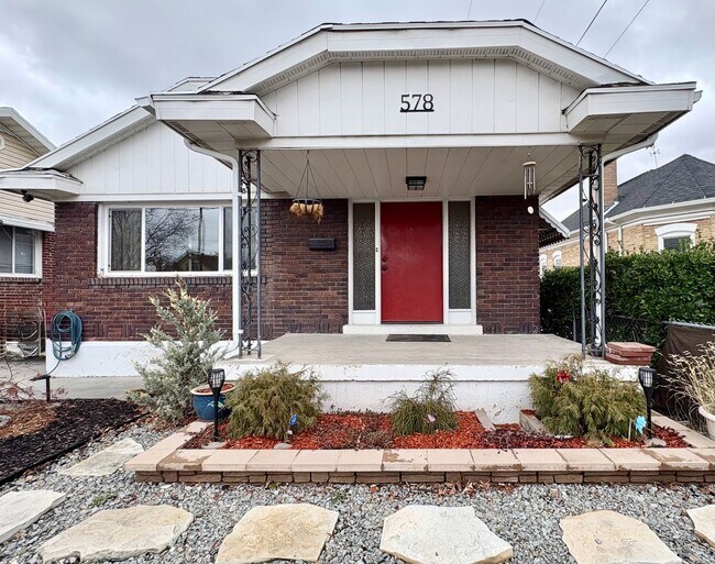 Foto del edificio - Remodeled 3 Bedroom Home - Pets Welcome + Big Backyard & Basement!