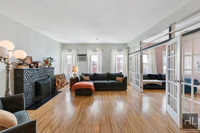 Building Photo - 1500sft Top Floor 2BR 1BA Industrial Chic ...