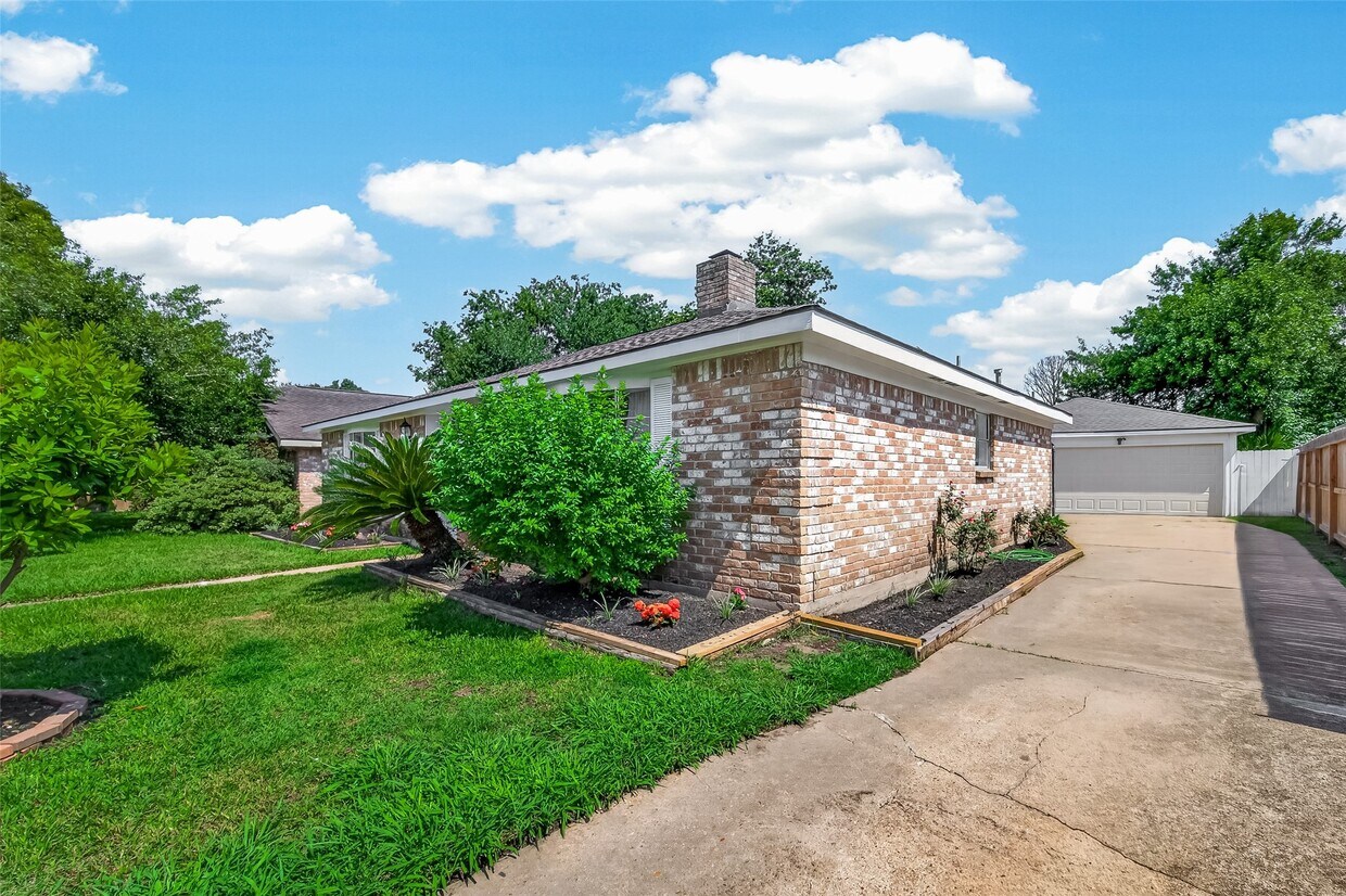 Building Photo - 9422 Kristin Dr