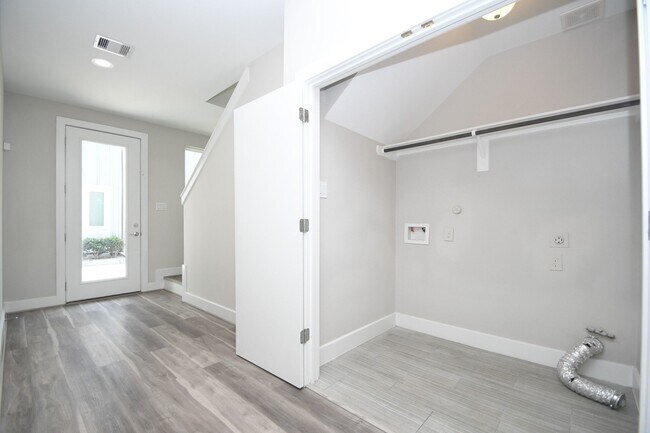 Foto del edificio - 5904 Gardendale Dr