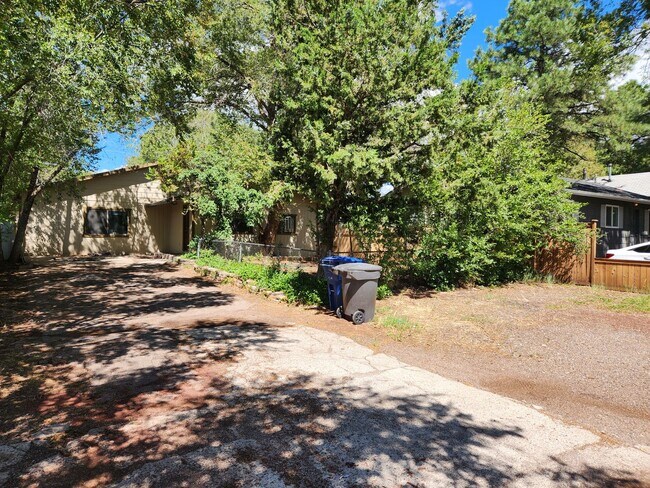 Foto del edificio - **LEASE PENDING 3-Bed 2-Bath Home in Sunny...
