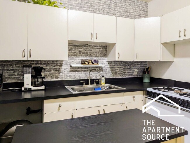 Foto del edificio - 2334 N Greenview Ave