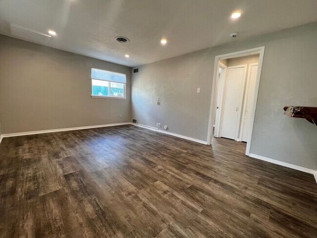 Building Photo - Beautifully Updated 2 Bed 1 Bath House Nea...