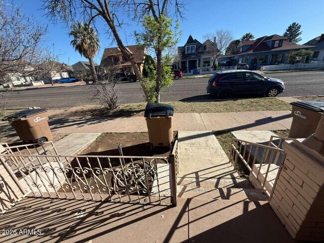 Foto del edificio - 830 E 9th St