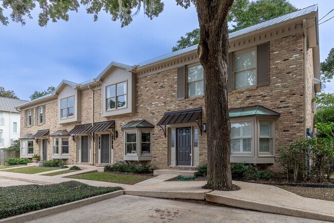 Foto del edificio - Two bedroom two and a half bath across from Mobile Bay!