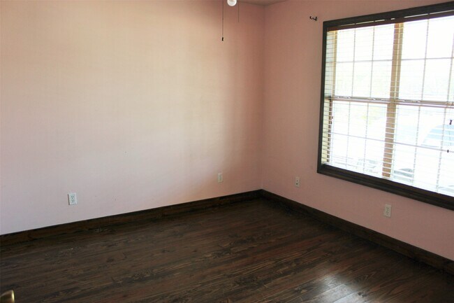 Foto del edificio - 1004 E Main St