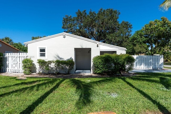 Building Photo - 1121 SW 18th Ct