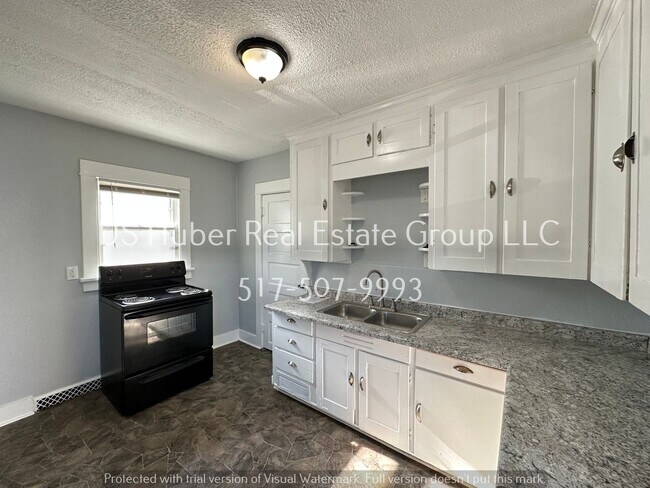 Building Photo - 4 bed 2 bath single family home, with 2 ca...