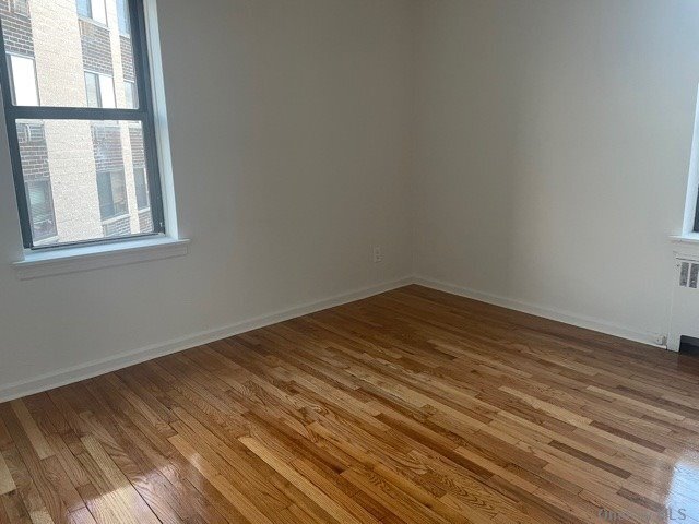 Foto del edificio - 61-51 Dry Harbor Rd
