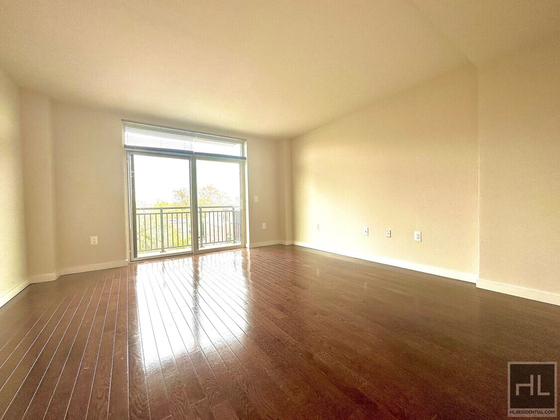 Expansive Luxury Doorman Studio! Room for Rent in Queens, NY