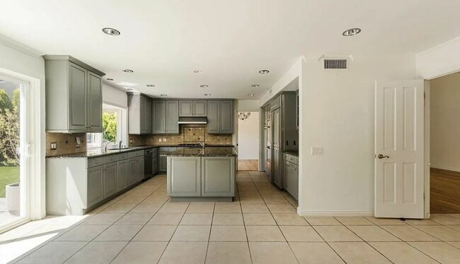 Building Photo - 17273 Avenida de la Herradura