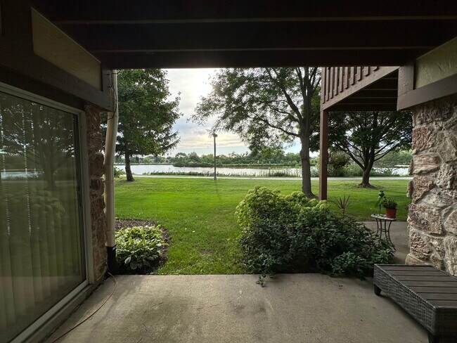 Foto del edificio - 1304 N Streamwood Ln