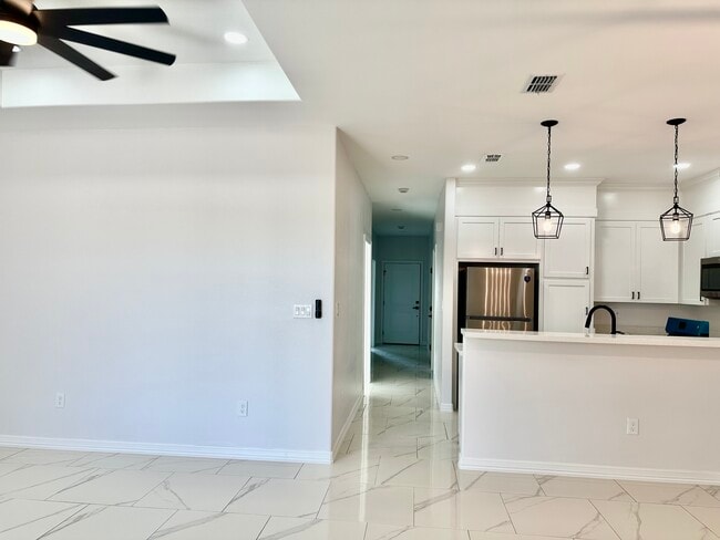 Building Photo - 1006 Escondido Ln E