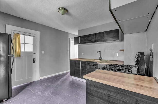 Building Photo - 15 Auchinvole Ave
