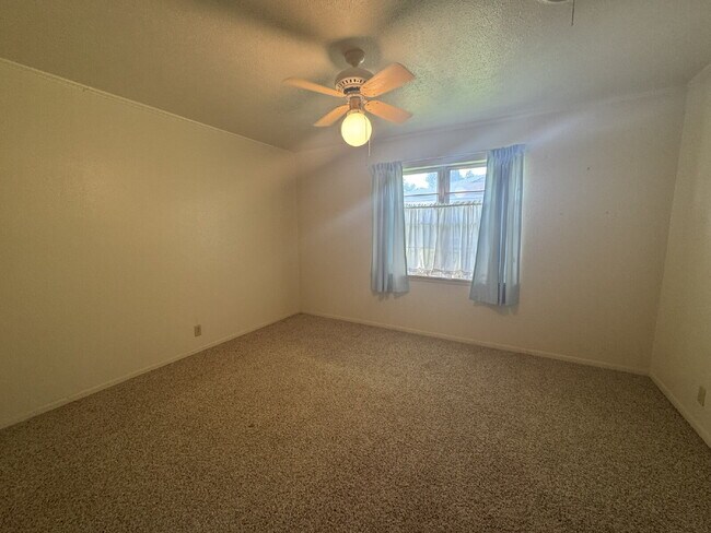 Building Photo - 3 bedroom 2 bath over 2000 sq ft, one bloc...
