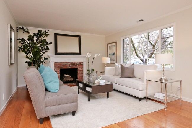 Building Photo - Charming remodeled home, walk to town, eas...