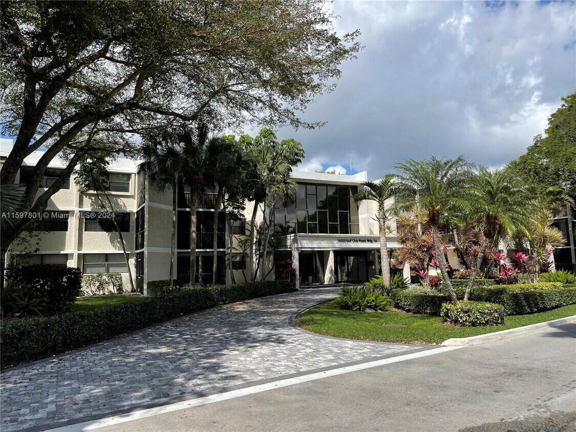 Foto principal - 16500 Golf Club Rd