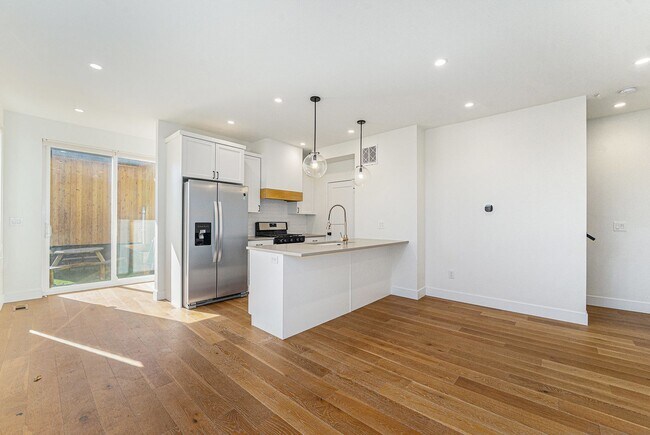 Building Photo - Modern Townhouse in Prime Location Near Sloan's Lake - 2 bedrooms - 4 bathrooms