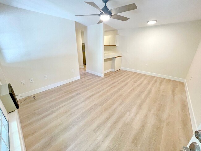 Foto del edificio - ***Reduced rate for the first 6 months!! $2550/month for the first 6 months - $2750/month for the...