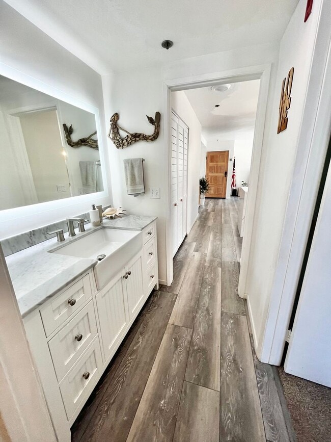 Building Photo - Live in Luxury Right on the Bay! Assigned Parking! Peek A Boo Bay View!